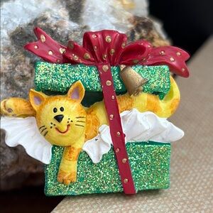 Avon Glittery CAT PRESENT Fun and Colourful Pin Brooch | Vintage NIB BR11